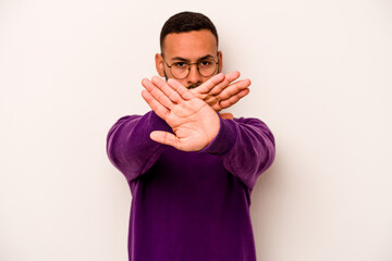 Obraz premium Young hispanic man isolated on white background doing a denial gesture