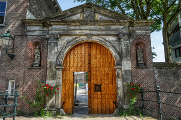 Fototapeta na wymiar Historisches Tor am Kanal in s’Hertogenbosch