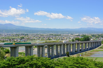 地方の山々と高速道路