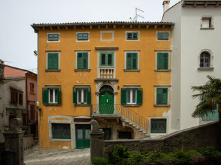 Malerische Stadt Labin in Istrien - Kroatien - gelber Palazzo mit grünen Fenstern