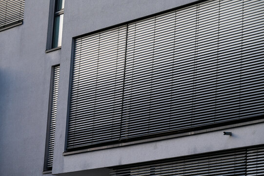 Mit Lamellen Sonnenrolles geschlossenes silber graues Fenster an einem modernen Haus in einer Großstadt in Deutschland