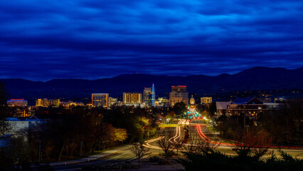Fototapeta na wymiar Classic Night view of Boise Skyline with Capital Boulevard