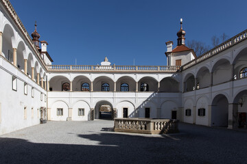 Fototapeta na wymiar Historischer Arkadenhof von Schloss Herberstein - Steiermark - Österreich