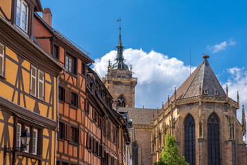 Fototapeta na wymiar Church of St. Martin and colorful half-timbered houses in the historic center of Colmar