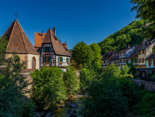 Fototapeta na wymiar historic half-timbered houses on the Weiss River in the village center of Kaysersberg