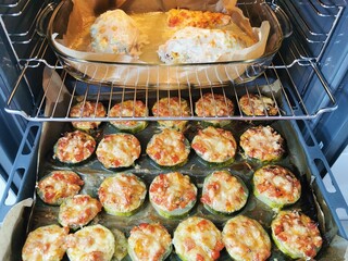 Zucchini slices and chicken baked in the oven.