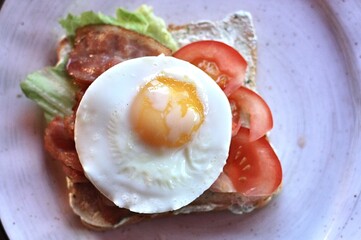 Toast with bacon, tomatoes and cheese