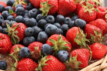 Obraz premium strawberries and blueberries