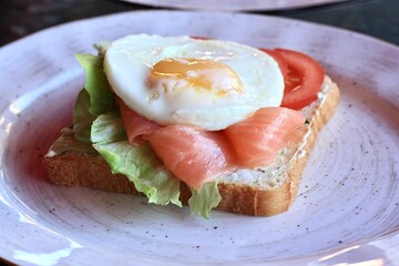 sandwich with salmon