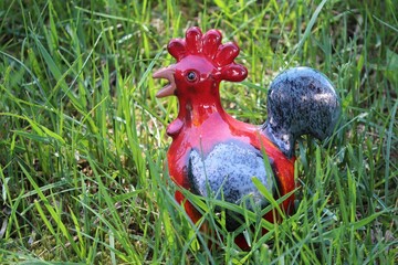 roter Hahn aus Keramik zur Gartendekoration