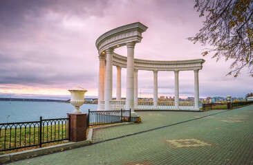 Obraz premium Beautiful white rotunda overlooking the Izhevsk pond in autumn