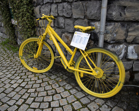 Schwarzenberg in Vorarlberg - Österreich - kreativ: Gelbes Fahrrade mit Busfahrplan
