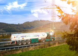 LKW mit Wasserstoff Tank fährt auf einer Autobahn durch eine Naturlandschaft. Sonnenuntergang, die...