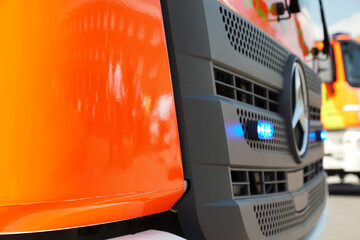 Detailaufnahme eines HLF Feuerwehrfahrzeug mit Blaulicht