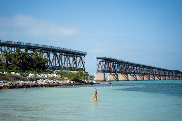 Fototapeta premium Blick vom Calusa Beach & Loggerhead Beach auf die Bahia Honda Railroad Brücke, eine alte Eisenbahnbrücke auf den Florida Keys, in der Nähe von Miami, Florida