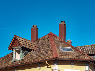 Schäden an altem Dach