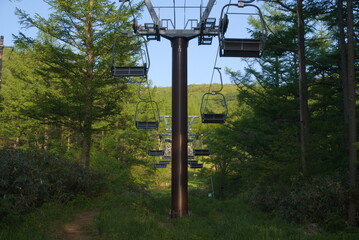 夏の山とゴンドラ