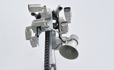 Monitoring CCTV , kamery systemu ochrony na maszcie - obrazy, fototapety, plakaty