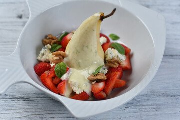 pear in sweet sauce with strawberries and dorblu cheese
