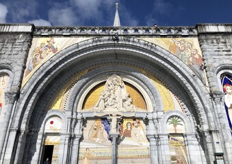 Obraz premium Basilique, église et sanctuaire de lourdes en France, ville de pèlerinage