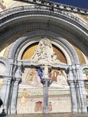 Fototapeta na wymiar Basilique, église et sanctuaire de lourdes en France, ville de pèlerinage