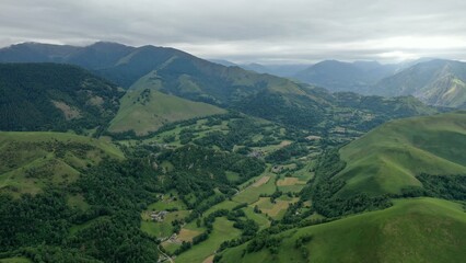 Fototapeta na wymiar survol des vallées des Pyrénées dans le département des Hautes-Pyrénées près de Bagnères de Bigorre 