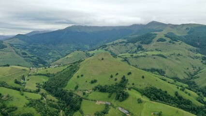 survol des vallées des Pyrénées dans le département des Hautes-Pyrénées près de Bagnères de Bigorre	