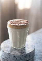 café dalgona, receta popular bebida coreana latte con espuma de café instantáneo, formato para redes sociales. Concepto de alimentos hechos en casa. 