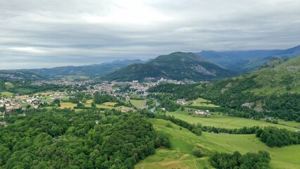 survol de la ville de Lourdes dans le piémont des Hautes-Pyrénées