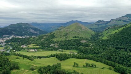 survol des vallées des Pyrénées dans le département des Hautes-Pyrénées près de Bagnères de Bigorre