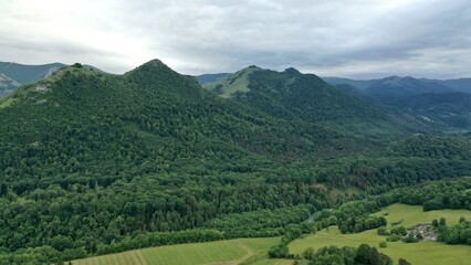 Obraz premium survol des vallées des Pyrénées dans le département des Hautes-Pyrénées près de Bagnères de Bigorre