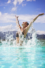 Frau hat Spa&szlig; im Pool