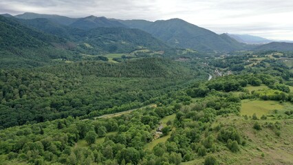 Obraz premium survol du lac de Lourdes dans les Hautes-Pyrénées