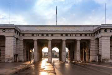Fototapeta premium Heldentor in Wien himmel interessant