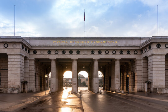 Heldentor in Wien himmel interessant