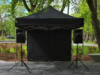 Black tent, two acoustic systems. Selective sharpness.