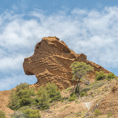 Paysage en bord de mer avec les falaises bordant les calanques entre Marseille et Cassis dans le...