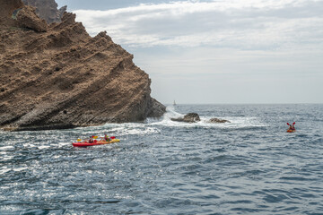 Obraz premium Paysage en bord de mer avec les falaises bordant les calanques entre Marseille et Cassis dans le Sud de la France, lieu privilégié de vacances et de voyage