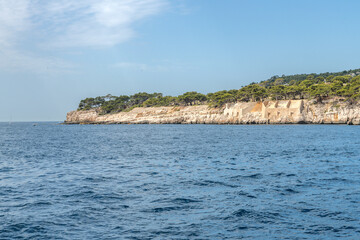 Paysage en bord de mer avec les falaises bordant les calanques entre Marseille et Cassis dans le...