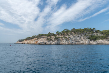 Fototapeta na wymiar Paysage en bord de mer avec les falaises bordant les calanques entre Marseille et Cassis dans le Sud de la France, lieu privilégié de vacances et de voyage