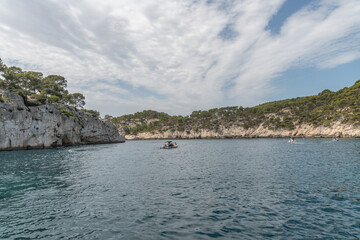 Paysage en bord de mer avec les falaises bordant les calanques entre Marseille et Cassis dans le...