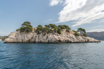 Paysage en bord de mer avec les falaises bordant les calanques entre Marseille et Cassis dans le...