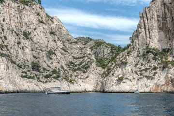 Fototapeta premium Paysage en bord de mer avec les falaises bordant les calanques entre Marseille et Cassis dans le Sud de la France, lieu privilégié de vacances et de voyage