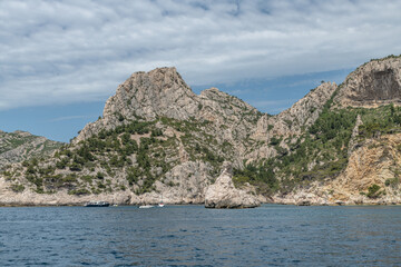 Paysage en bord de mer avec les falaises bordant les calanques entre Marseille et Cassis dans le...