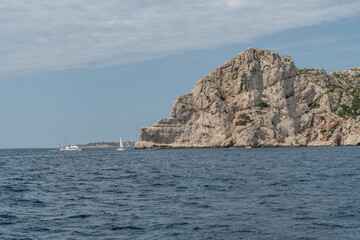 Paysage en bord de mer avec les falaises bordant les calanques entre Marseille et Cassis dans le Sud de la France, lieu privil&eacute;gi&eacute; de vacances et de voyage