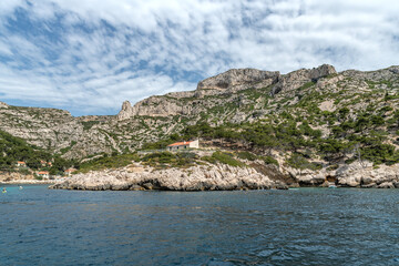 Paysage en bord de mer avec les falaises bordant les calanques entre Marseille et Cassis dans le Sud de la France, lieu privilégié de vacances et de voyage