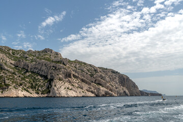 Paysage en bord de mer avec les falaises bordant les calanques entre Marseille et Cassis dans le Sud de la France, lieu privilégié de vacances et de voyage
