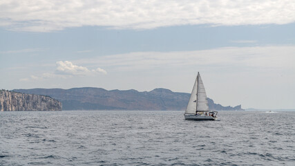 Paysage dans les calanques entre Marseille et Cassis avec un voilier © Bernard