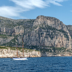 Paysage en bord de mer avec les falaises bordant les calanques entre Marseille et Cassis dans le...