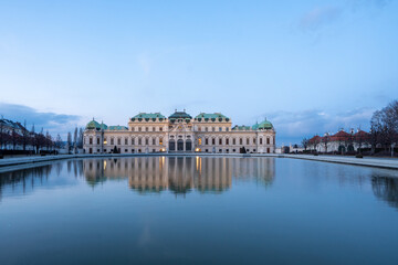 Fototapeta na wymiar Belvedere mit Teich im Vordergrund in Wien